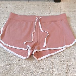 Comfy mauve shorts with a white contrast piping